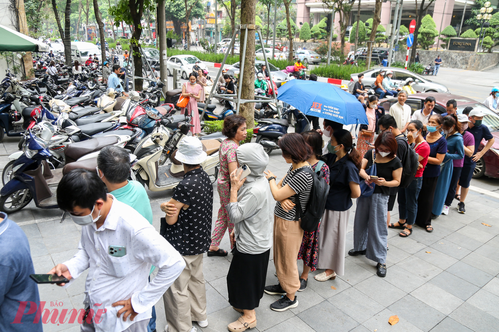 Ghi nhận trong sáng ngày 7/6, hàng trăm người dân TP.Hà Nội đã đổ xô đến các chi nhánh ngân hàng được phép bán vàng miếng cho khách hàng cá nhân để mua vàng.