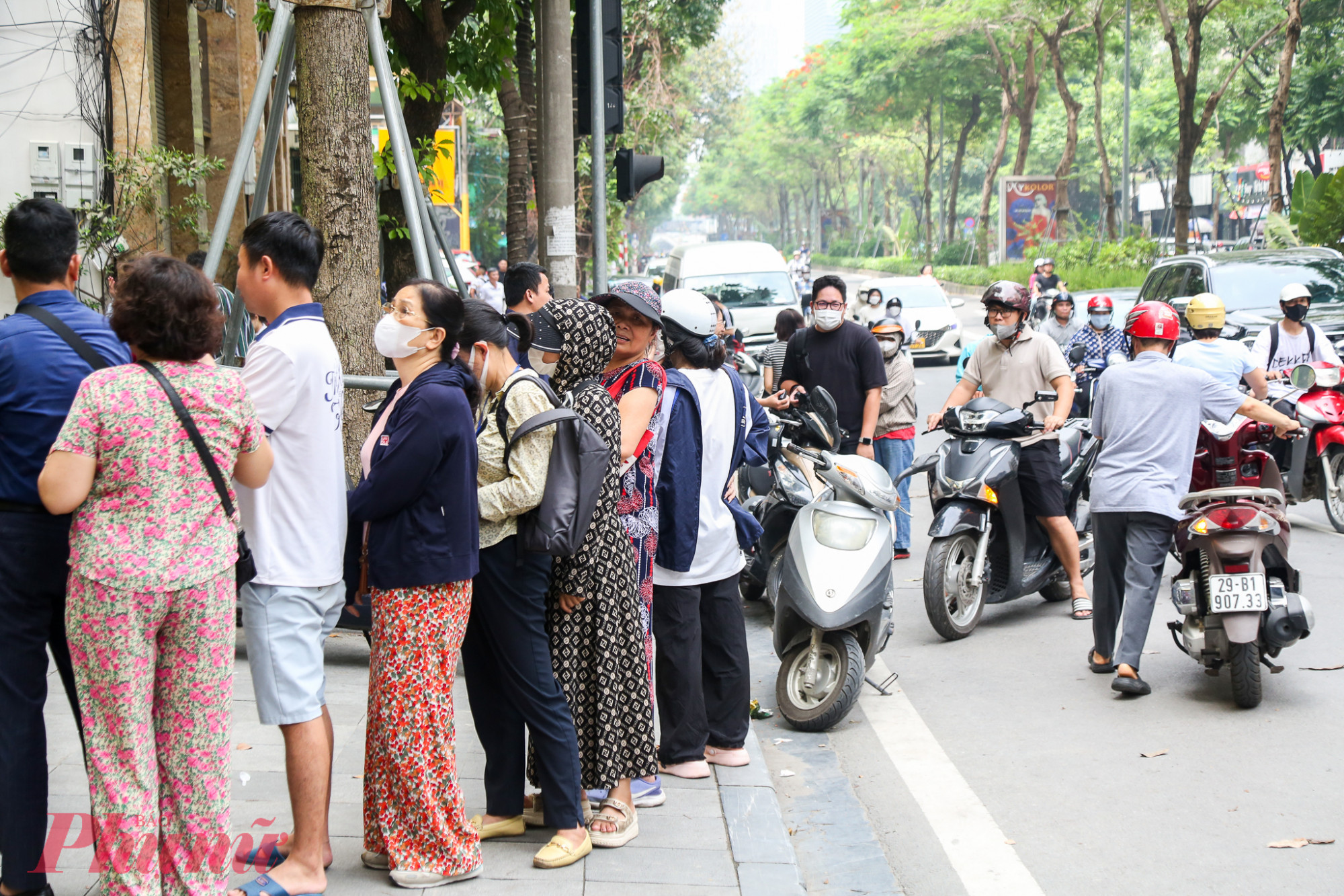 Tại chi nhánh ngân hàng Vietcombank tại đường Láng Hạ, hàng trăm người tập trung tại đây, nhiều ngừoi đến sau ngán ngẩm cảnh xếp hàng  nên quay xe ra về.
