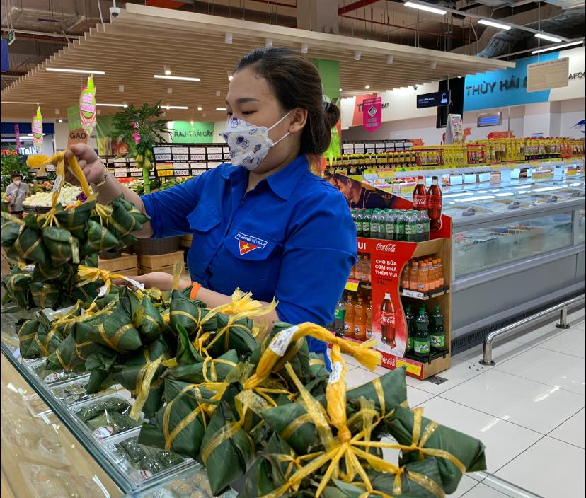 Bánh ú, cơm rượu... được Co.opmart, Co.opXtra tăng lượng hàng giảm giá mạnh đón tết Đoan ngọ - Ảnh: Saigon Co.op