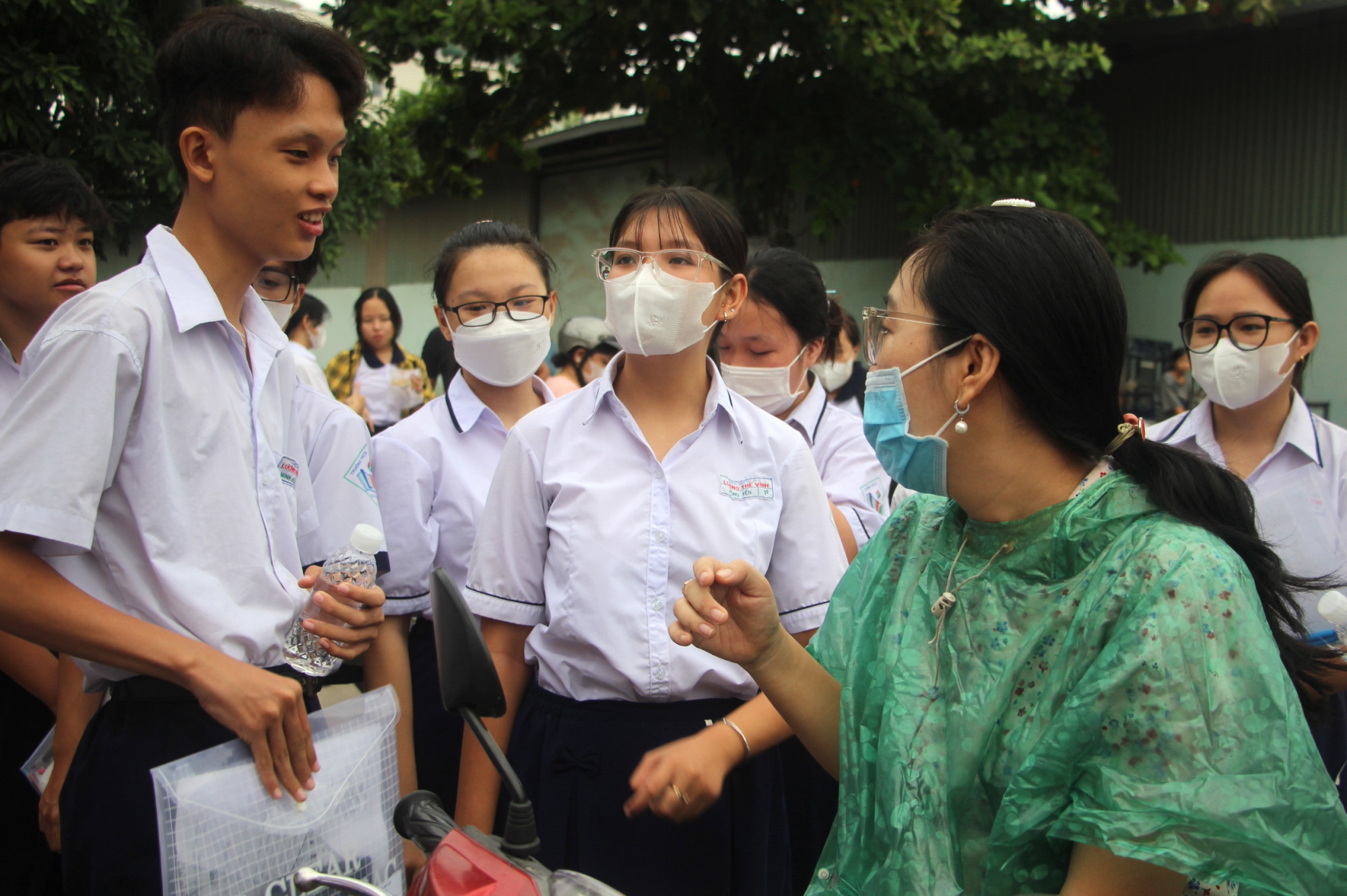 Nhiều học sinh thấy giáo viên dạy toán của mình nên cũng xúm lại xin vía, mong có thể làm bài tốt trong môn thi cuối cùng