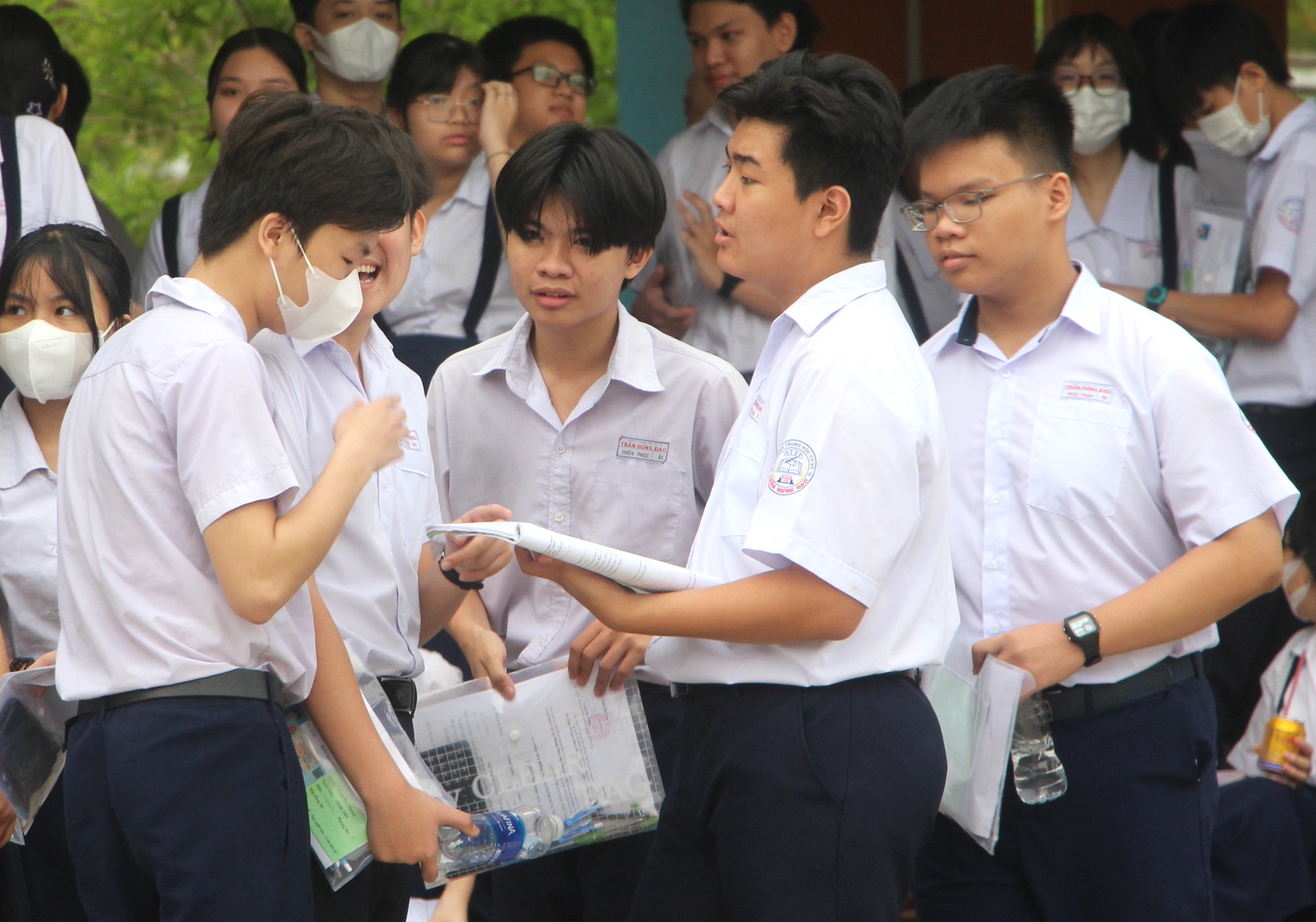 Trong khi đó, nhiều thí sinh tranh thủ xem lại tài liệu, ôn bài trước giờ thi