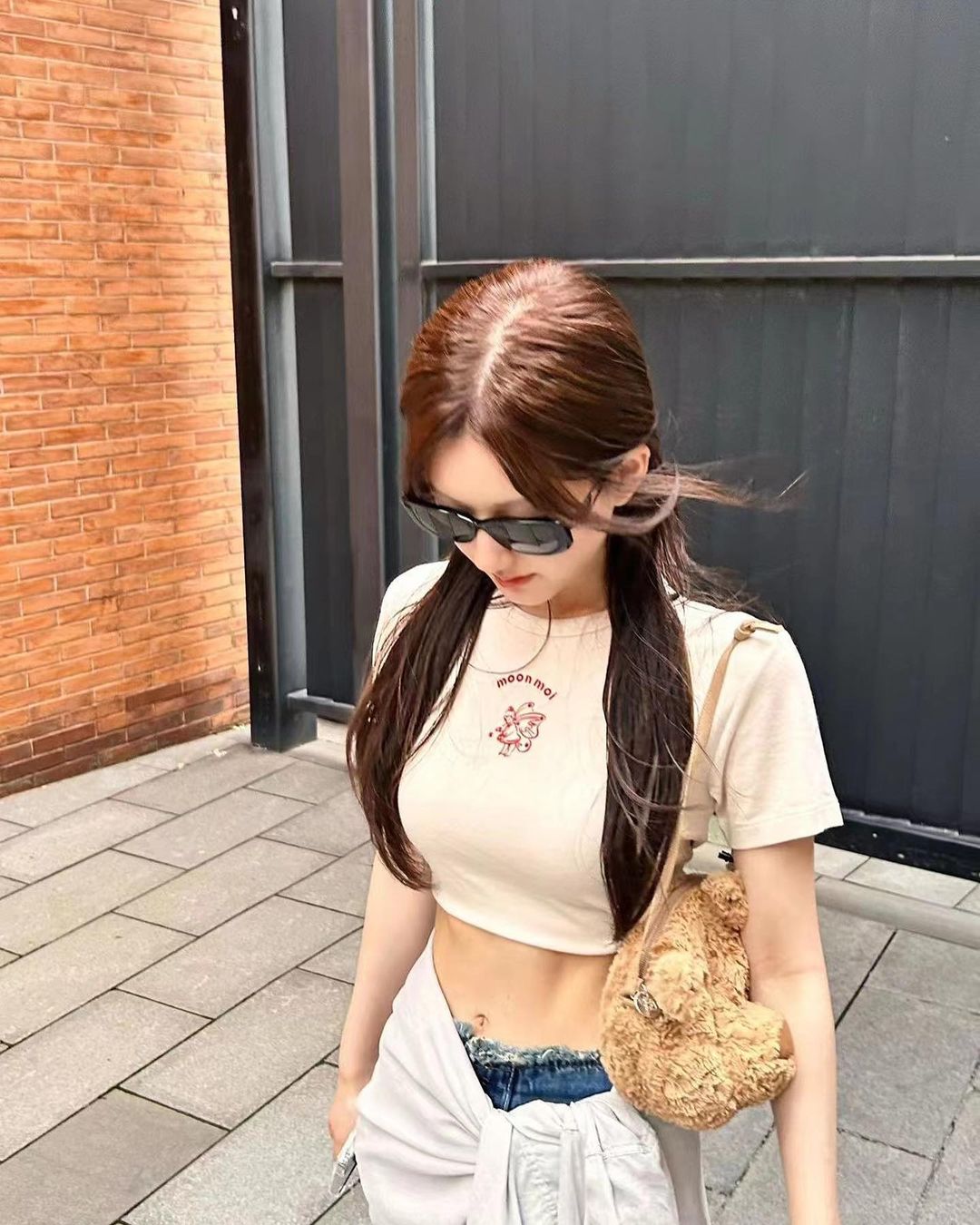 Triệu Lộ Tư Những chiếc áo thun phông, croptop khỏe khoắn được phối cùng quần jeans, quần jogger, chân váy ngắn tạo nên vẻ ngoài năng động, trẻ trung. 