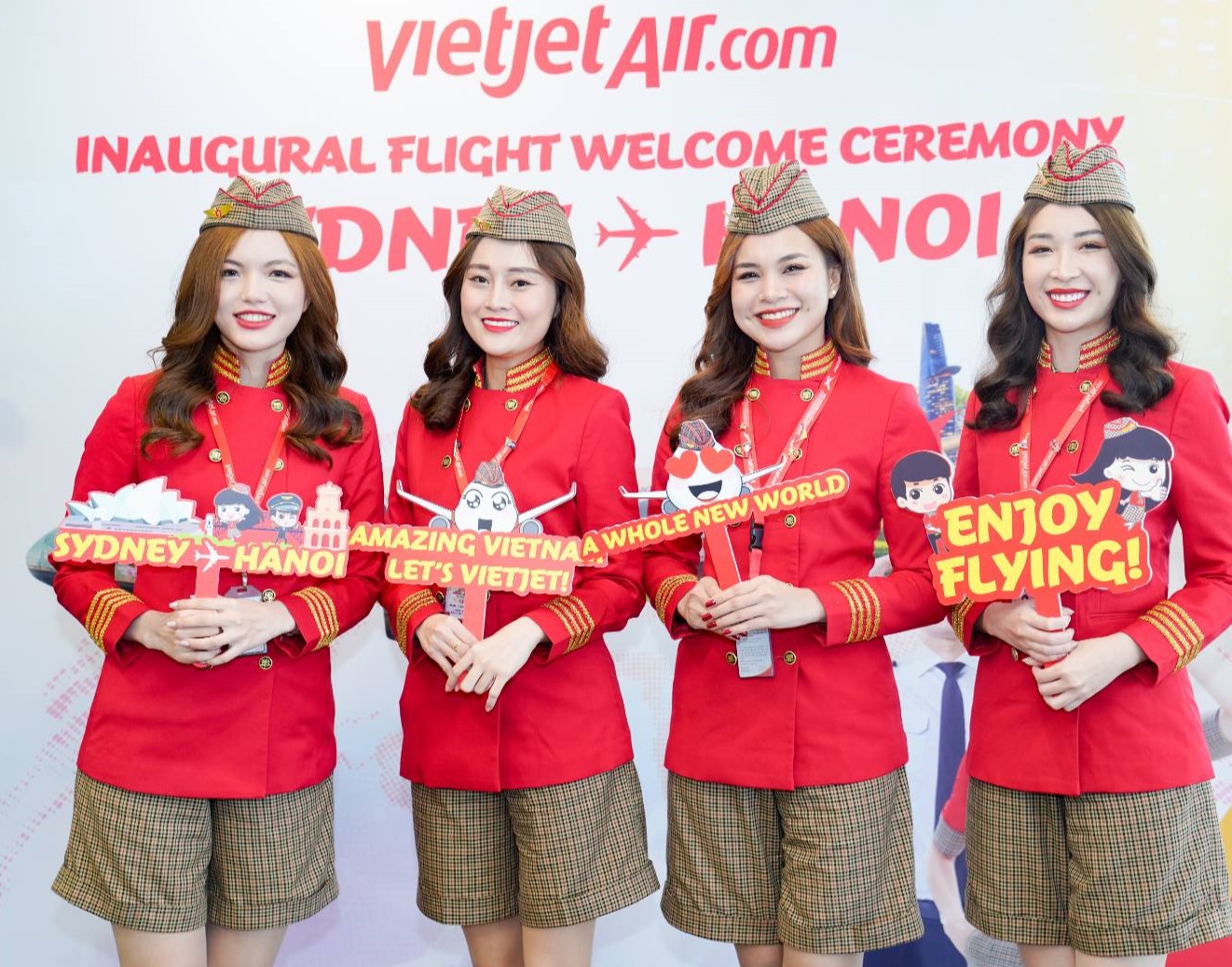 Các tiếp viên hàng không Vietjet xinh đẹp, rạng rỡ chào đón hành khách trên đường bay mới Sydney - Hà Nội - Ảnh: Vietjet