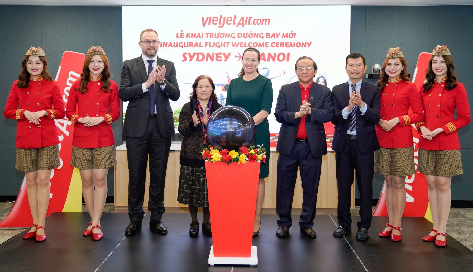 Các đại biểu, khách mời chúc mừng khai trương đường bay Sydney - Hà Nội của Vietjet - Ảnh: Vietjet