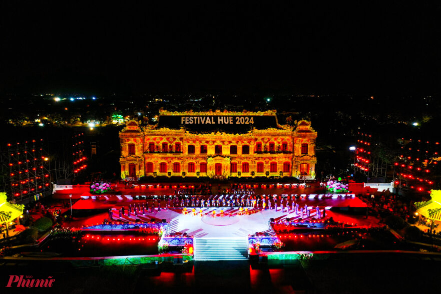 Festival Huế 2024 lần đầu tiên sân khấu đêm khai mạc Tuần lễ Festival nghệ thuật Quốc tế Huế 2024 được dàn dựng trước điện Kiến Trung