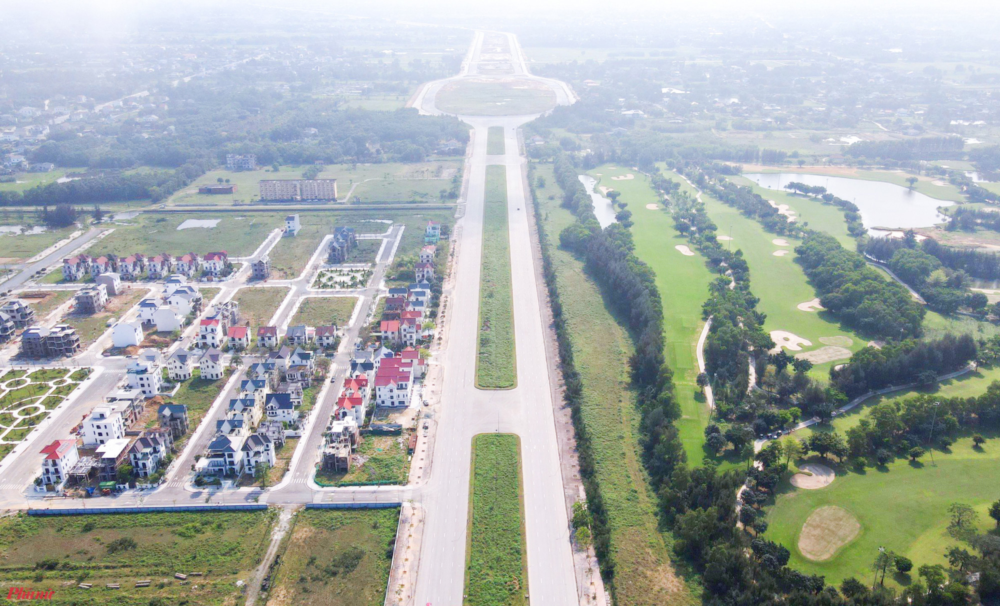 Đại lộ Vinh - Cửa Lò dài gần 11km với tổng mức đầu tư lên tới gần 3.500 tỉ đồng trở thành trục giao thông huyết mạch kết nối trung tâm hành chính thành phố Vinh và bãi biển Cửa Lò.