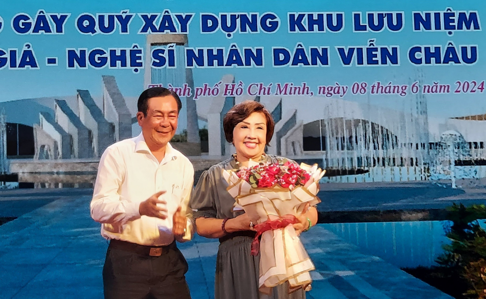 Phó chủ tịch UBND tỉnh Trà Vinh Lê Thanh Bình tặng hoa cho NSND Lệ Thủy - ngươ