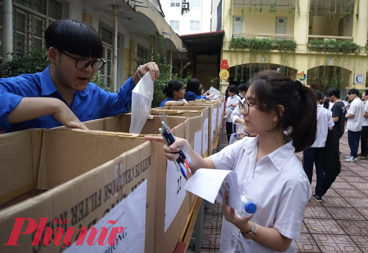 Các địa điểm thi đều huy động thanh niên tình nguyện tham gia hỗ trợ và động viên tinh thần thí sinh.