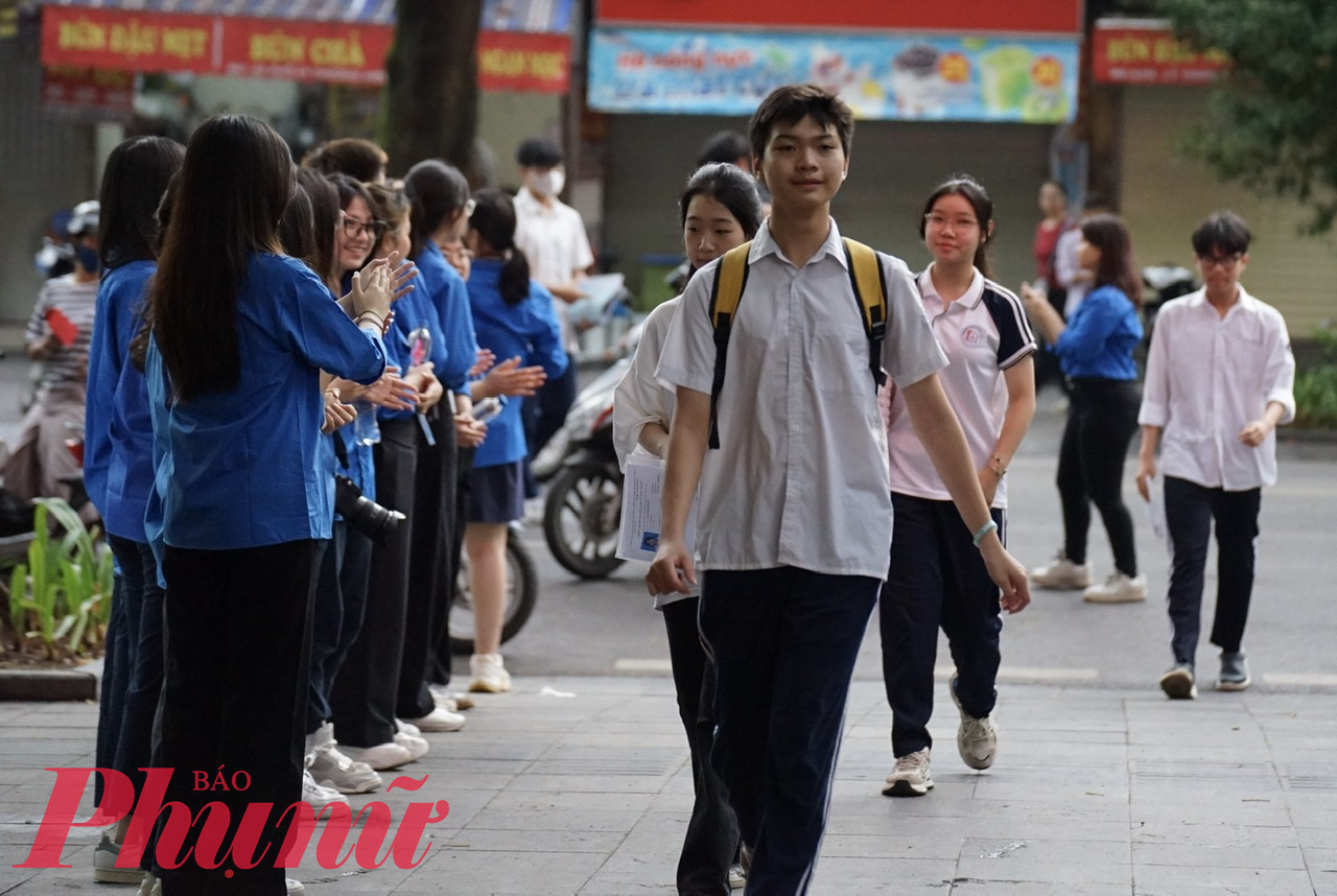 Sáng nay (8/6), học sinh lớp 9 tại Hà Nội đã chính thức bước vào kỳ thi tuyển sinh lớp 10.