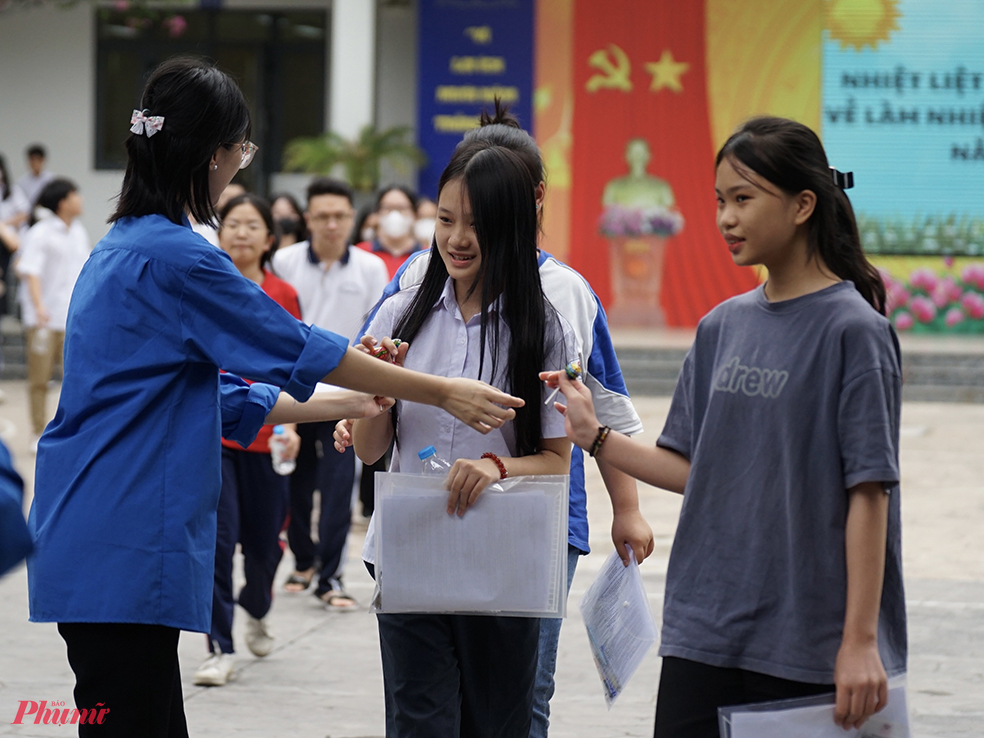 Trong ngày thi đầu tiên, môn Ngữ Văn và Ngoại ngữ được cho là phù hợp với khả năng của thí sinh và không nằm ngoài đề cương ôn luyện.