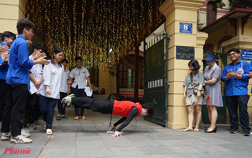 Ngay khi rời khỏi phòng thi các thí sinh đã trở lại nguyên hình với sự tinh nghịch của tuổi trẻ.