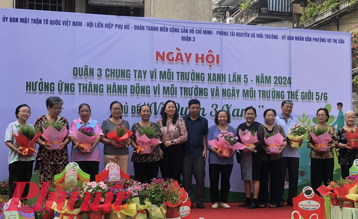 Ngày hội tặng cây xanh, hoa kiểng cho các hộ gia đìn 