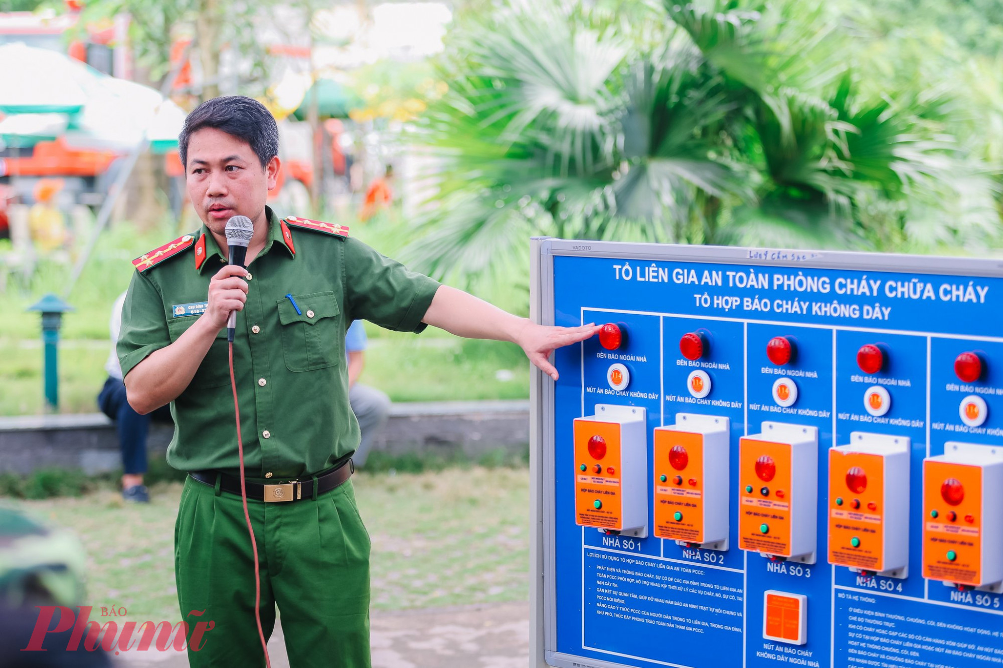 Các em học sinh được phổ phổ biến kiến thúc về Phòng cháy chữa cháy, cứu nạn cứu hộ.