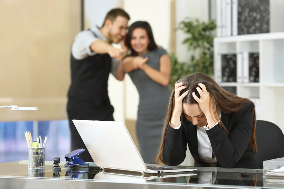 Nạn bạo hành ở nơi làm việc đang gia tăng ở nhiều quốc gia - Ảnh minh họa: Shutterstock
