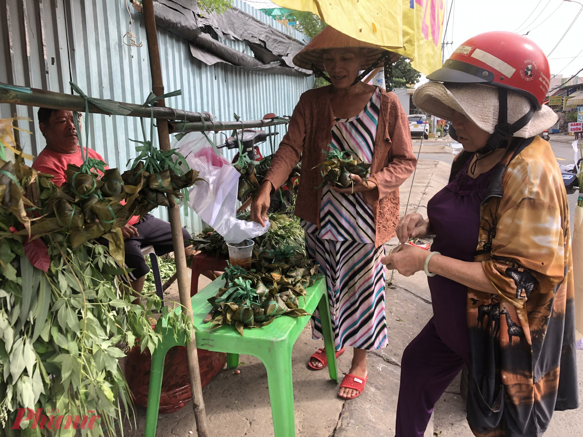 Tại một điểm bán khác, bánh ú gói bằng lá tre sẽ có giá cao hơn. Loại không nhân là 