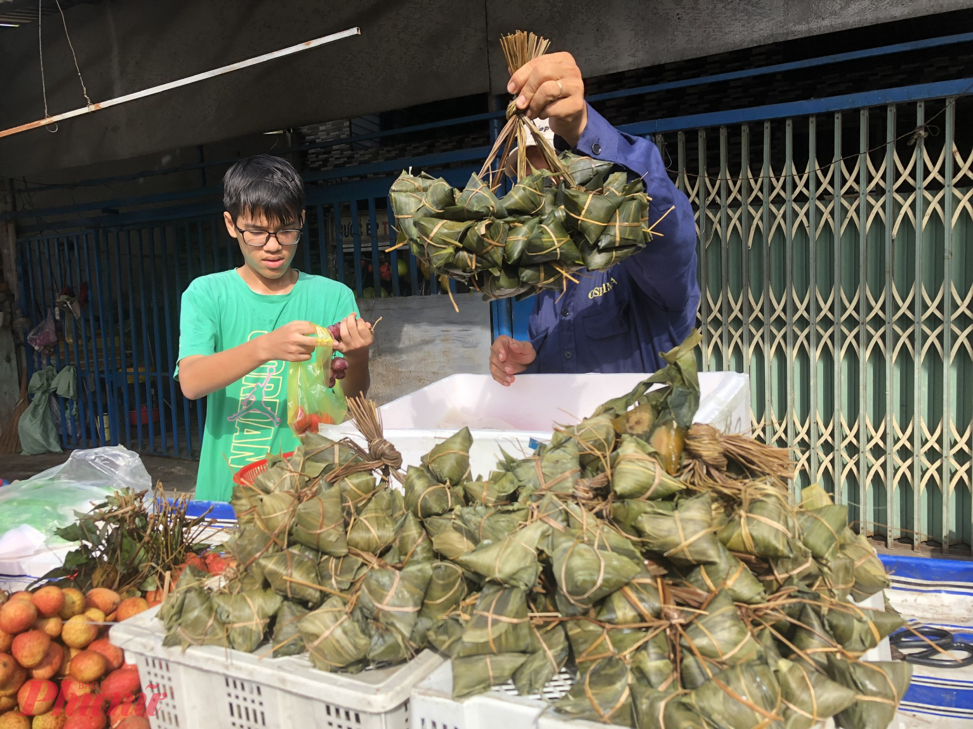 Hiện bánh ú có nhiều kích cỡ, tùy mỗi loại (nhân hoặc không nhân), lá gói (lá dong hoặc lá tre) mà có giá khác nhau