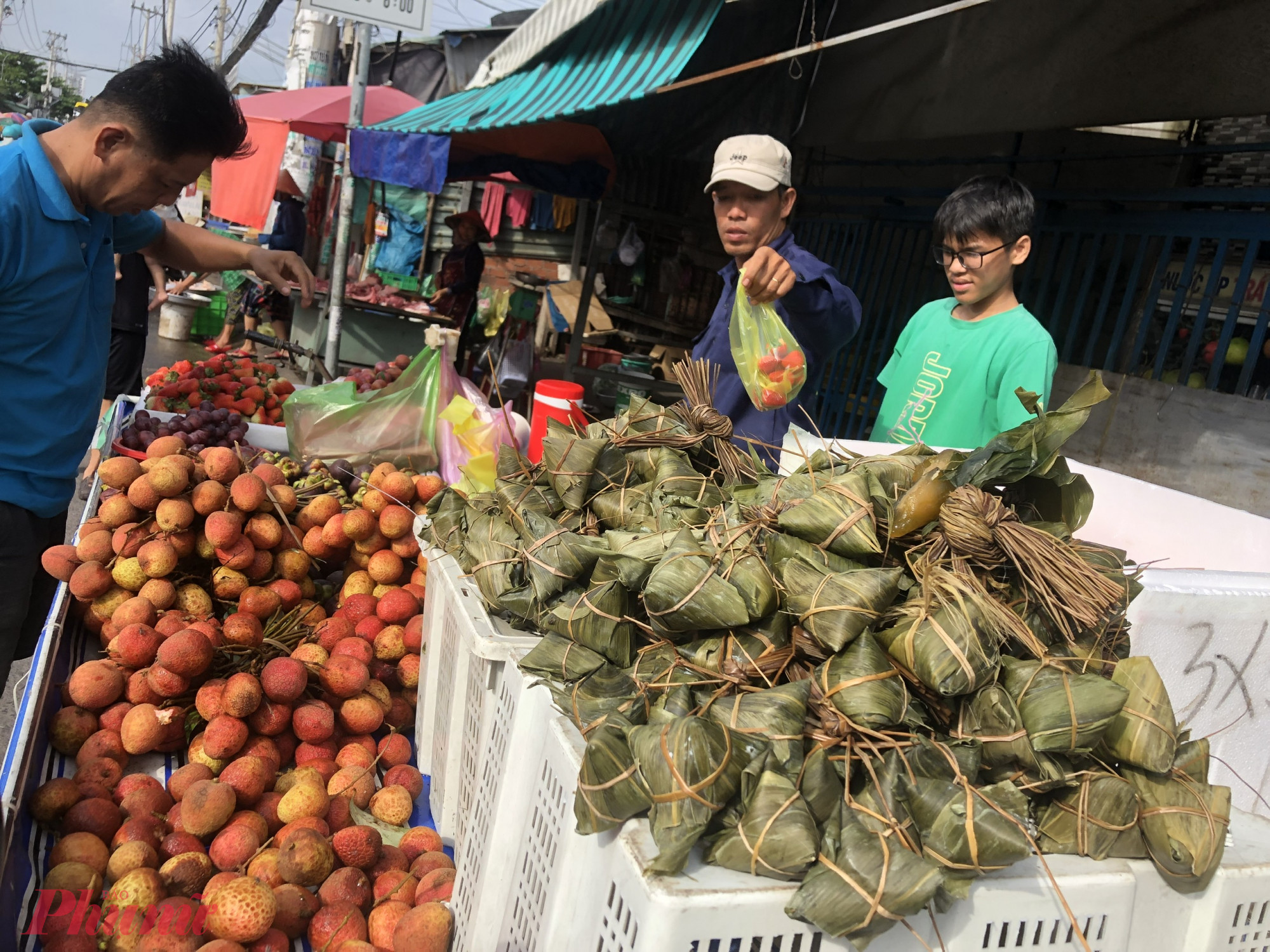 Theo chủ điểm bán này, năm nay các loại nguyên liệu gói bánh đều tăng giá