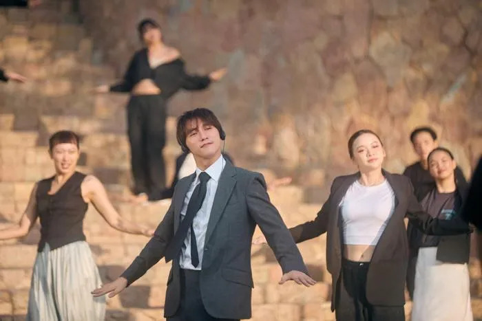 Sơn Tùng mặc vest, thắt cà vạt, đeo tai nghe thể hiện vũ đạo vui nhộn. Đây là hình ảnh được khán giả yêu thích nhất trong MV.