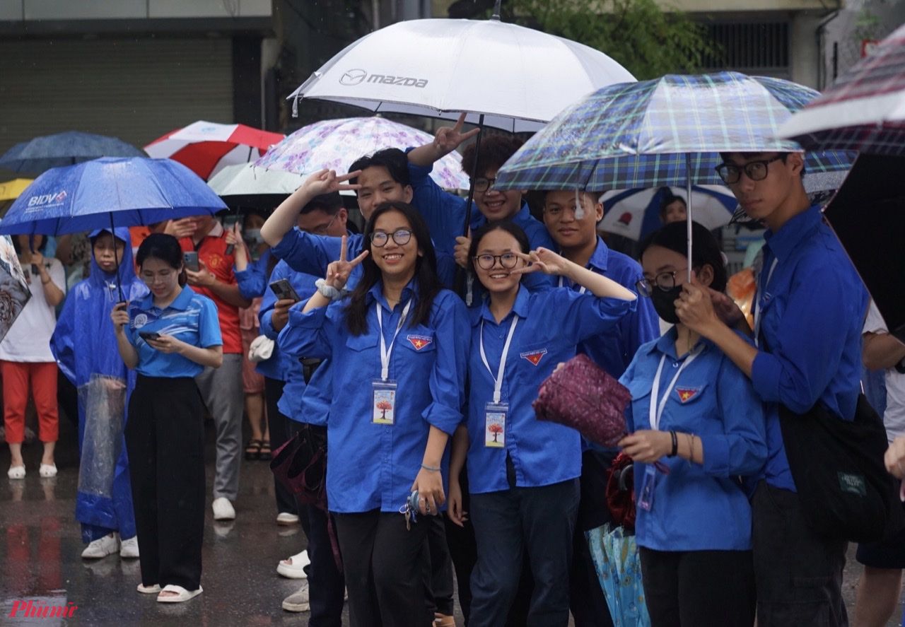 Sáng nay (9/6), môn thi cuối cùng của kỳ thi tuyển sinh lớp 10 năm học 2024 đã kết thúc. Sự lo lắng, căng thẳng đã không còn trên khuôn mặt phụ huynh và những người làm công tác hỗ trợ thi.