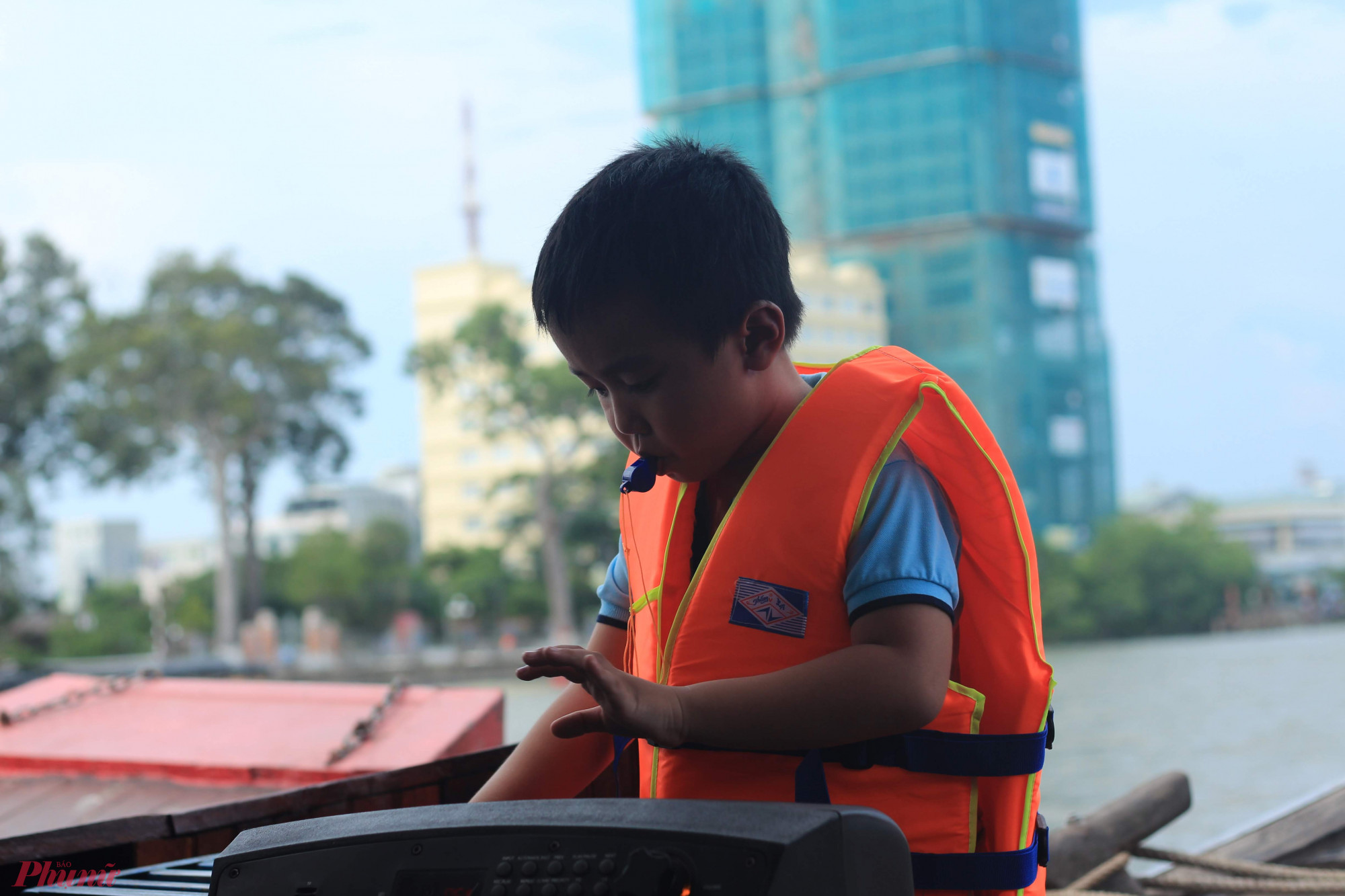 Trong quá trình tàu/ xuồng di chuyển, bé nhà bạn cũng cảm nhận được những làn gió mát rượi, khung cảnh thay đổi hay òa lên khi có một chiếc tàu đi ngược chiều.