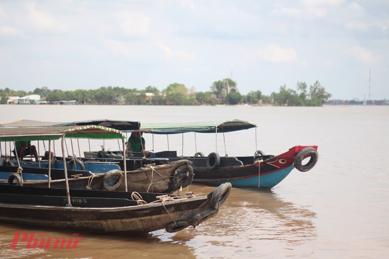  Trong quá trình tàu/ xuồng di chuyển, bé nhà bạn cũng cảm nhận được những làn gió mát rượi, khung cảnh thay đổi hay òa lên khi có một chiếc tàu đi ngược chiều.