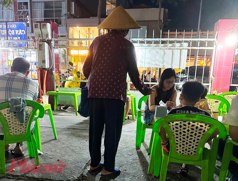 Cảnh cụ bà ăn xin tại một quán ăn ở TP Mỹ Tho, tỉnh Tiền Giang