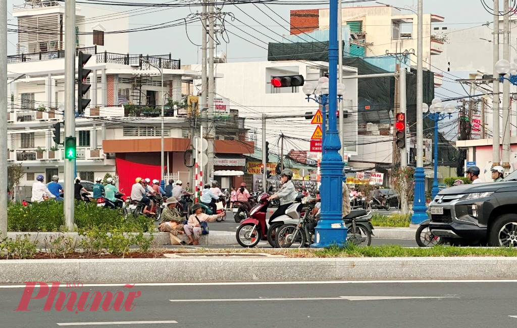 Không chỉ ở địa điểm trên mà tại nhiều tuyến đường, con phố, cây cầu... tại Tiền Giang và Long An cũng xuất hiện nhiều người ăn xin làm ảnh hưởng đến an toàn giao thông, trật tự xã hội.