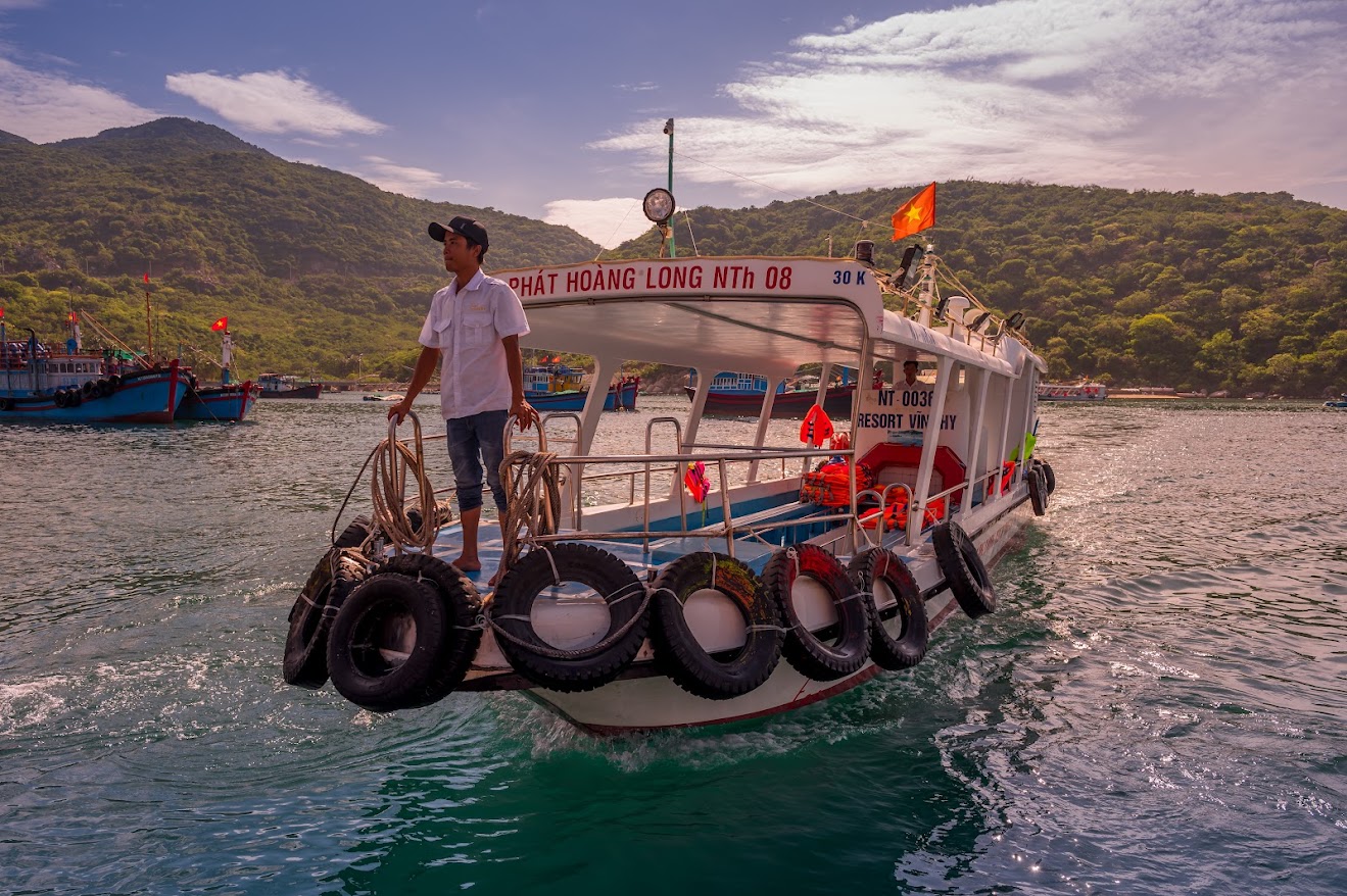 Đi tàu đáy kính Một hoạt động cũng khá thú vị dành cho tất cả mọi người, bạn không cần phải lặn ngụp xuống nước để ngắm san hô. Với tour tàu đáy kính bạn sẽ vừa thư giãn trên tàu, ngắm những rạn san hô đầy màu sắc thông qua đáy tàu làm bằng kính. Bạn nên đi ghép tour tàu đáy kính để chi phí thấp hơn, nếu nhóm đông bạn có thể thuê riêng một tàu để riêng tư hơn.