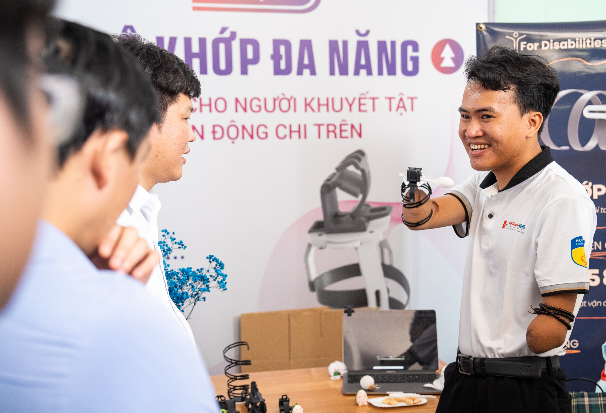 Nguyễn Ngọc Nhứt đang thuyết trình với ban giám khảo về Bộ khớp đa năng - hỗ trợ cho người khuyết tật vận động chi trên của mình