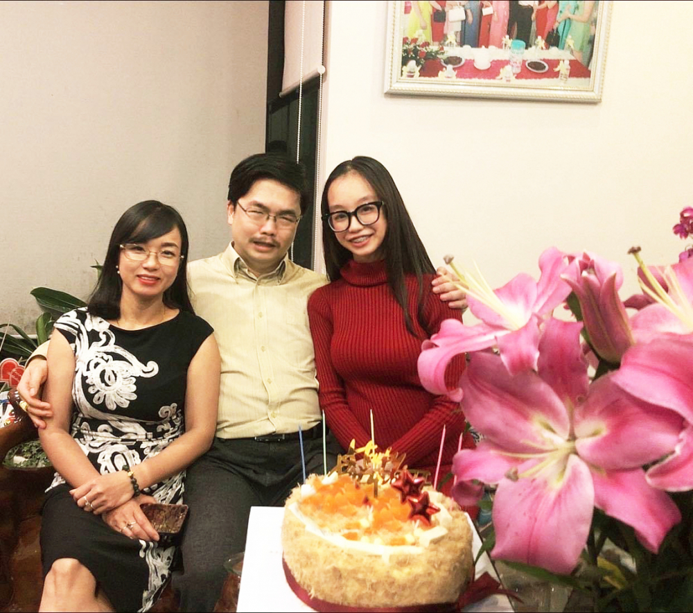 Gia đình của anh Bình Phương, chị Hồng Quế và cô con gái chuẩn bị vào đại học