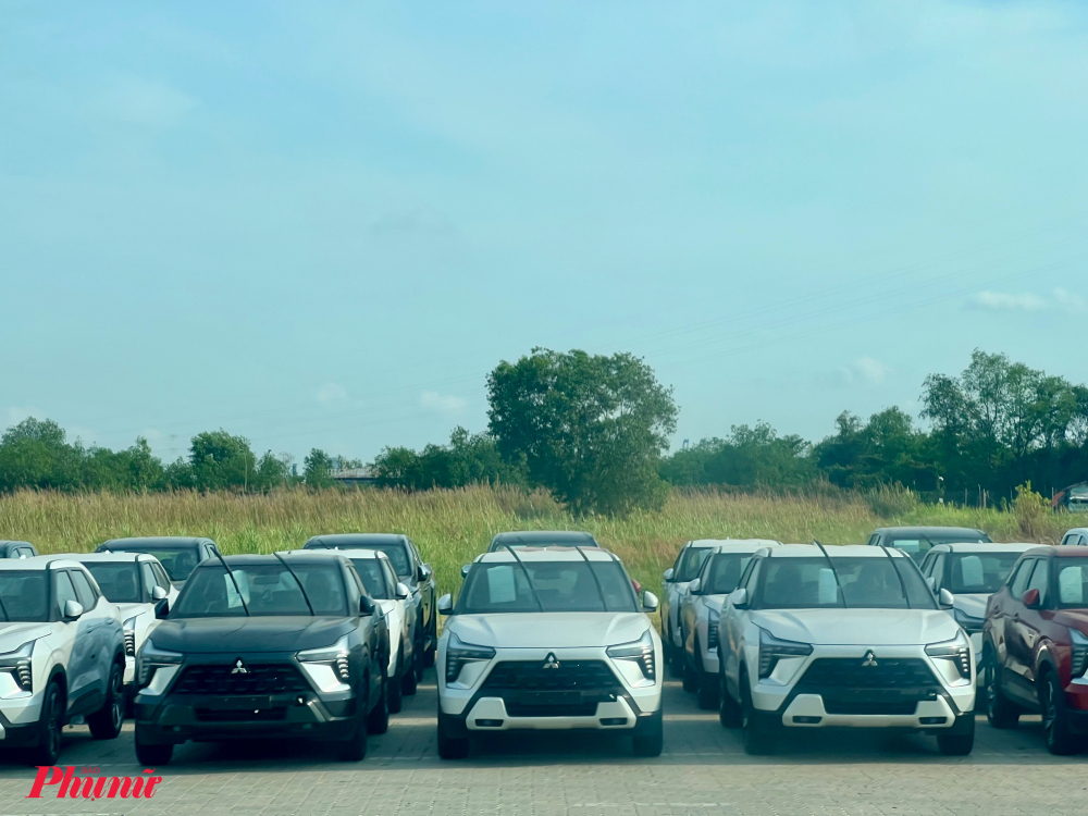 Các mẫu xe quốc dân như Mitsubishi Xpander xếp hàng dài trong Cảng Hiệp Phước. Ảnh: Quốc Thái