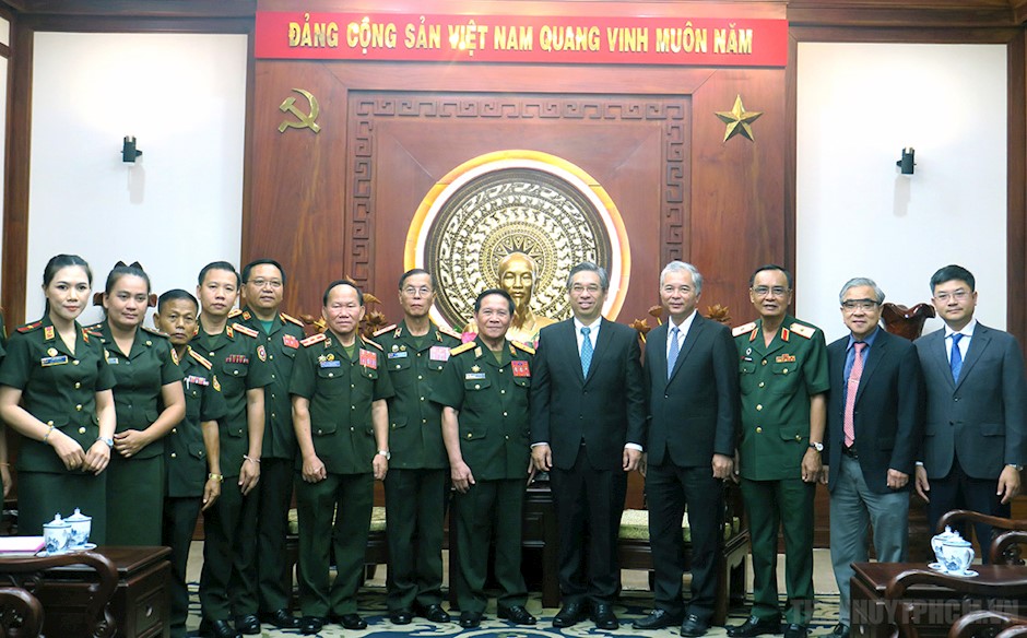 Lãnh đạo TPHCM chụp ảnh lưu niệm với đoàn đạu biểu Hội Cựu chiến binh Vientiane, Lào - Ảnh: Thành ủy TPHCM