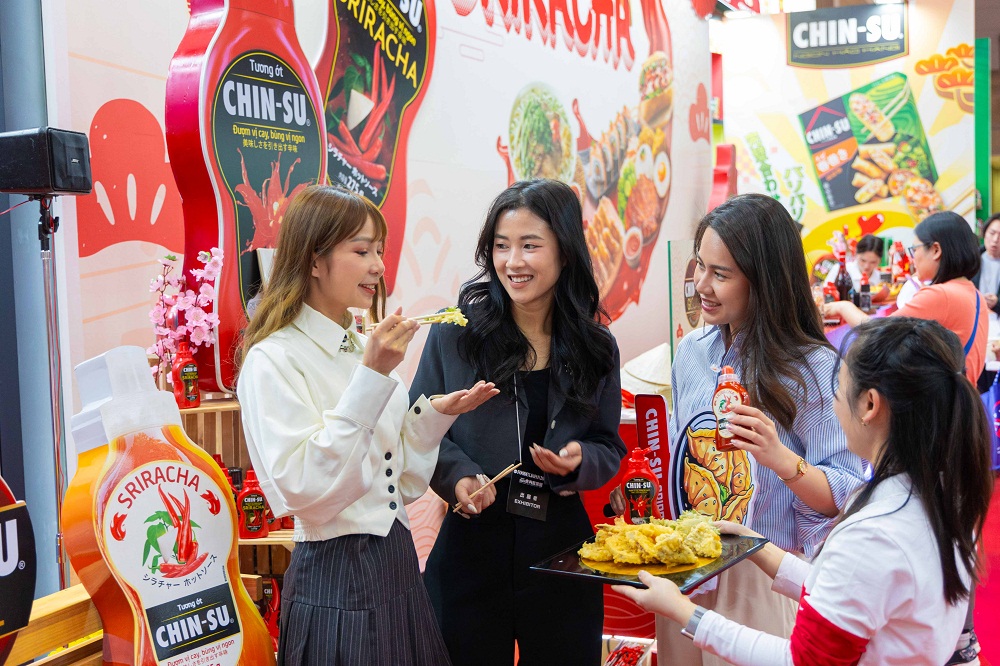Người tiêu dùng Nhật Bản hào hứng đón nhận sản phẩm tương ớt CHIN-SU Sriracha mới - Ảnh: Masan