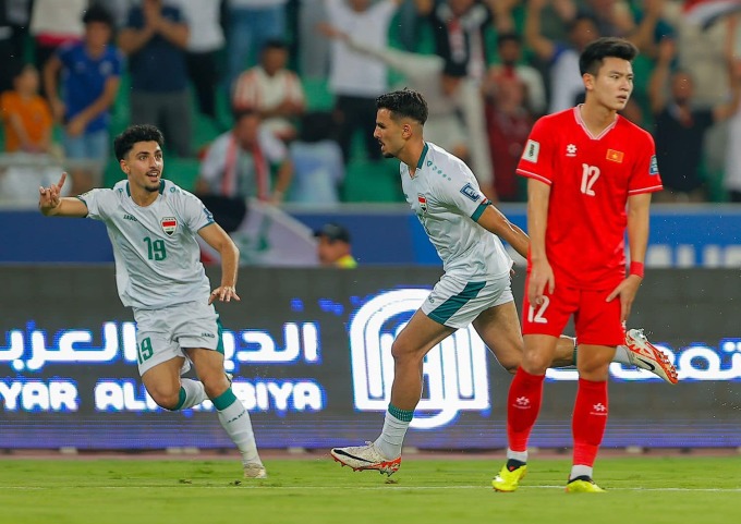 Hussein Ali (giữa) mừng bàn mở tỷ số cho Iraq trong trận thắng Việt Nam 3-1 tại lượt cuối bảng F vòng loại hai World Cup 2026. Ảnh: IFA