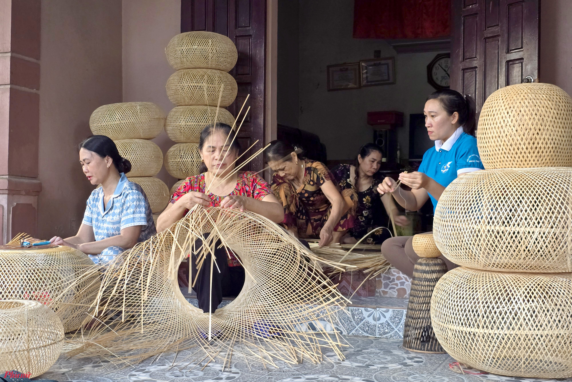 Trăn trở trước nguy cơ nghề truyền thống bị mai một, bà Nguyễn Thị Lan (64 tuổi, trú xóm 10) đã vận động chị em thành lập Tổ mây tre đan để cùng nhau giữ nghề. “Hiện tổ có 15 chị em tham gia, dù thu nhập chưa cao nhưng cũng tăng thêm một phần thu nhập cho chị em trang trải sinh hoạt gia đình” - bà Lan nói.