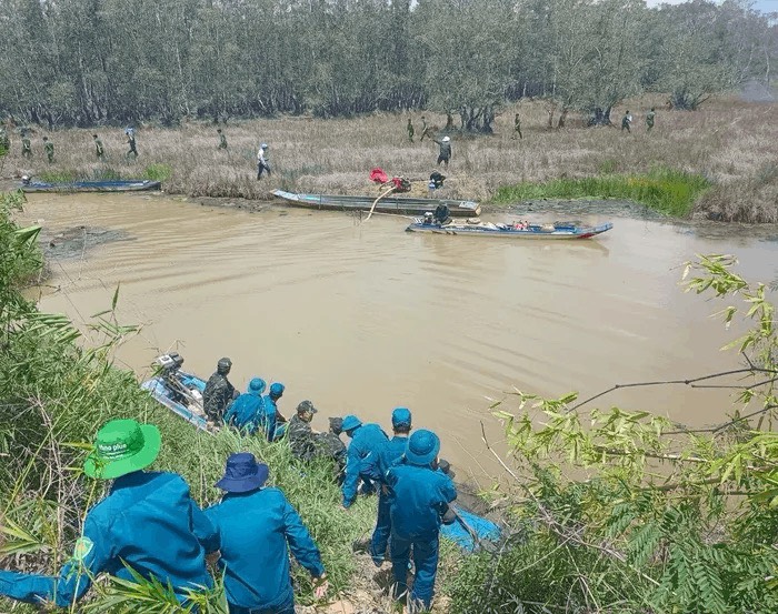 Lực lượng tham gia chữa cháy tại Vườn quốc gia Tràm Chim 