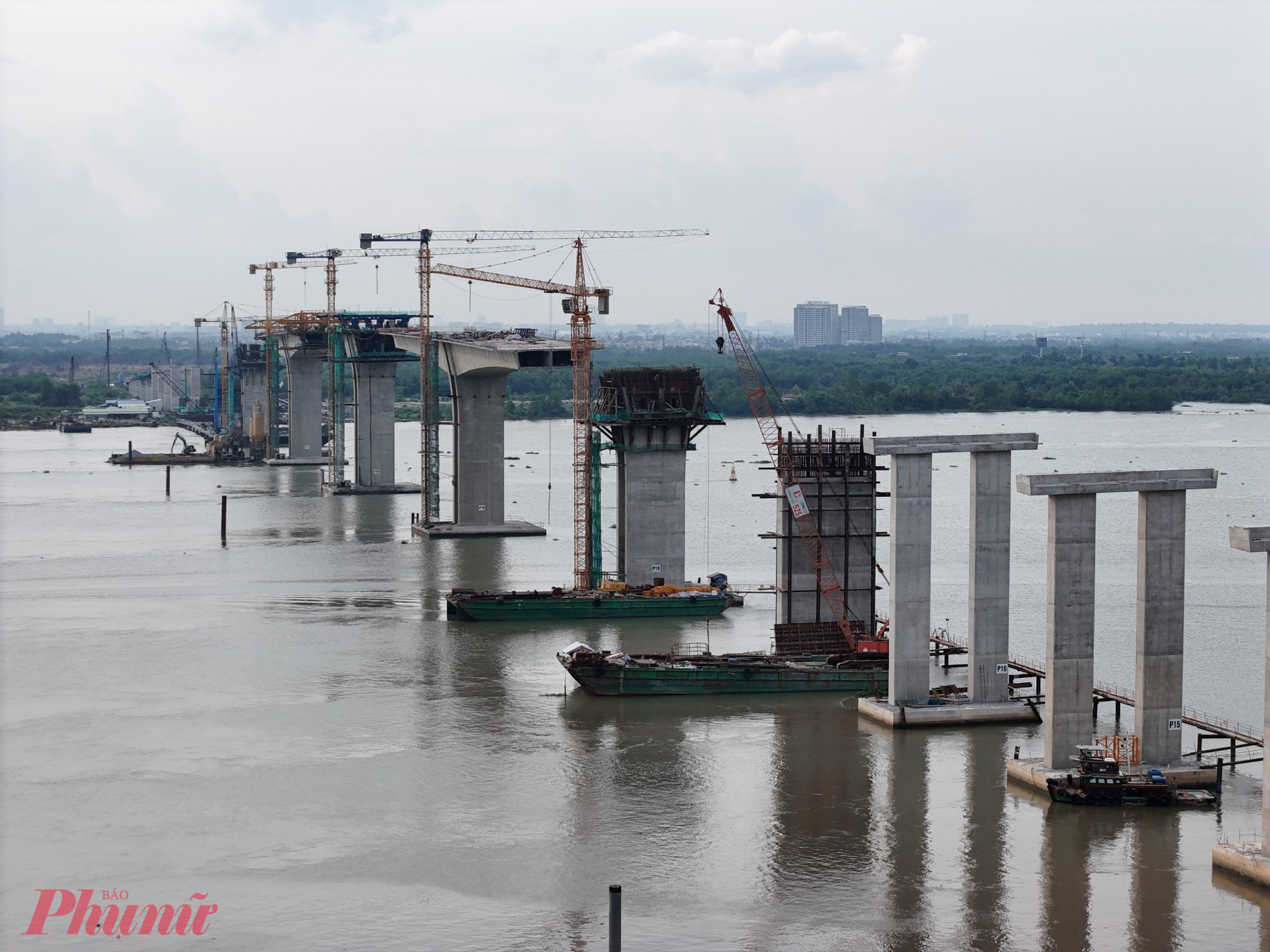 Nhiều trụ cầu cao hàng chục mét đã dần thành hình. Dự kiến công trình cầu Nhơn Trạch sẽ hợp long vào đầu năm 2025.