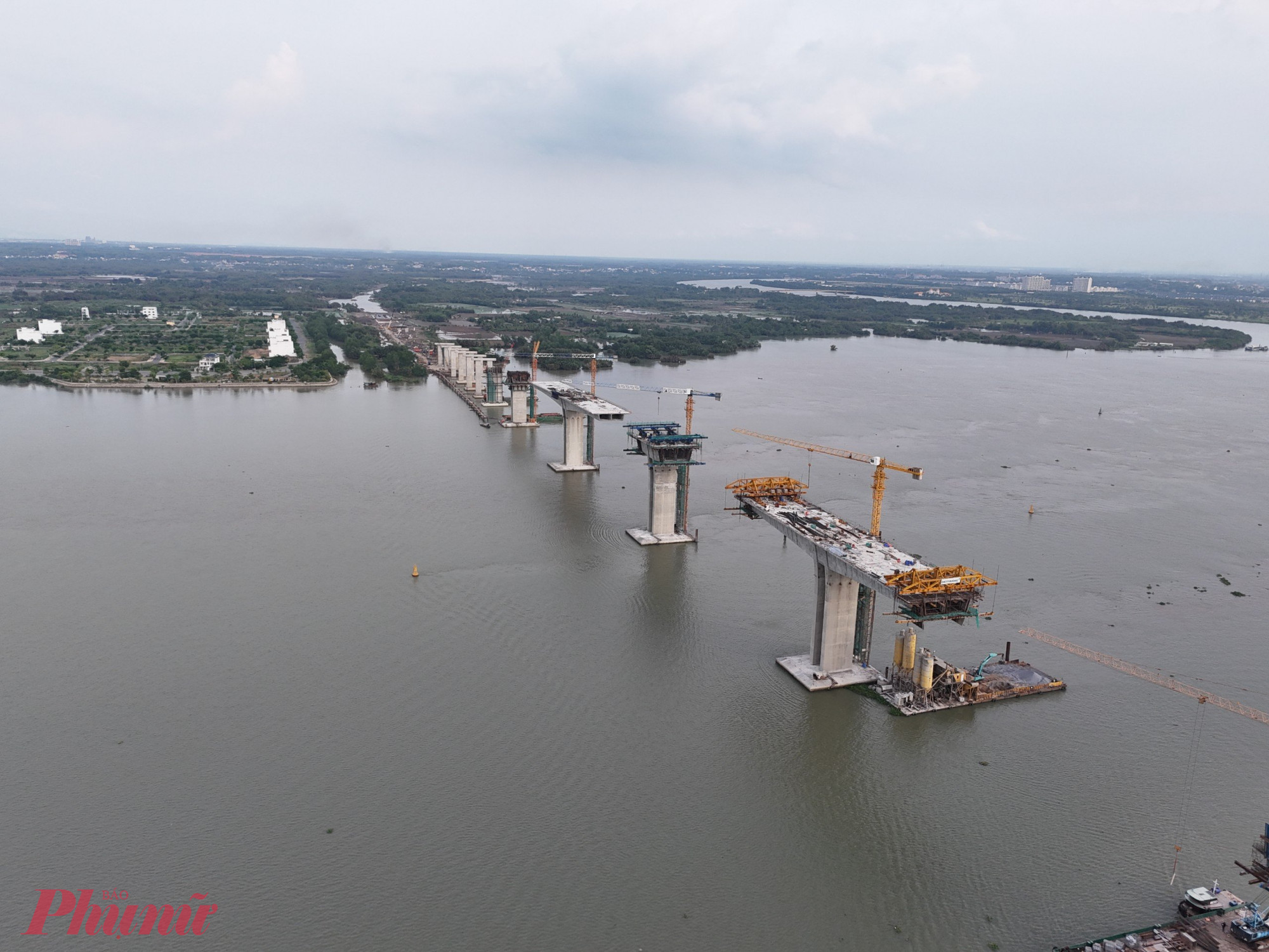 Cầu Nhơn Trạch (nối TPHCM - Đồng Nai) thuộc dự án thành phần 1A Vành đai 3 TPHCM hiện đạt 70% khối lượng sau 19 tháng thi công và đang bước sang giai đoạn lao lắp dầm.
