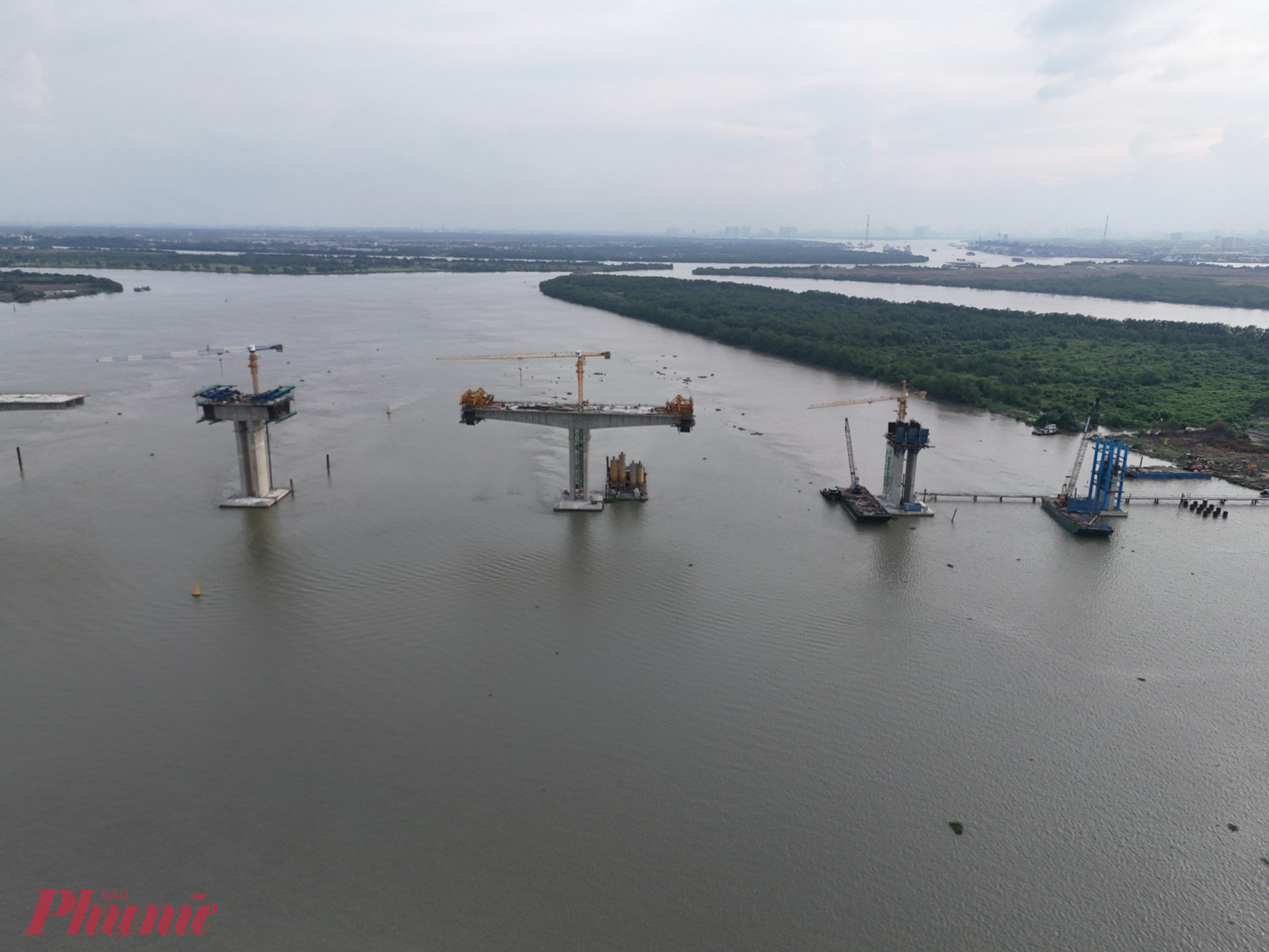 Cầu Nhơn Trạch dài 2,6km, rộng 19,5m (bắc qua sông Đồng Nai) thuộc gói thầu CW1 đạt 70% khối lượng, được khởi công vào tháng 9/2022, dự kiến hoàn thành dịp 30/4/2025. 