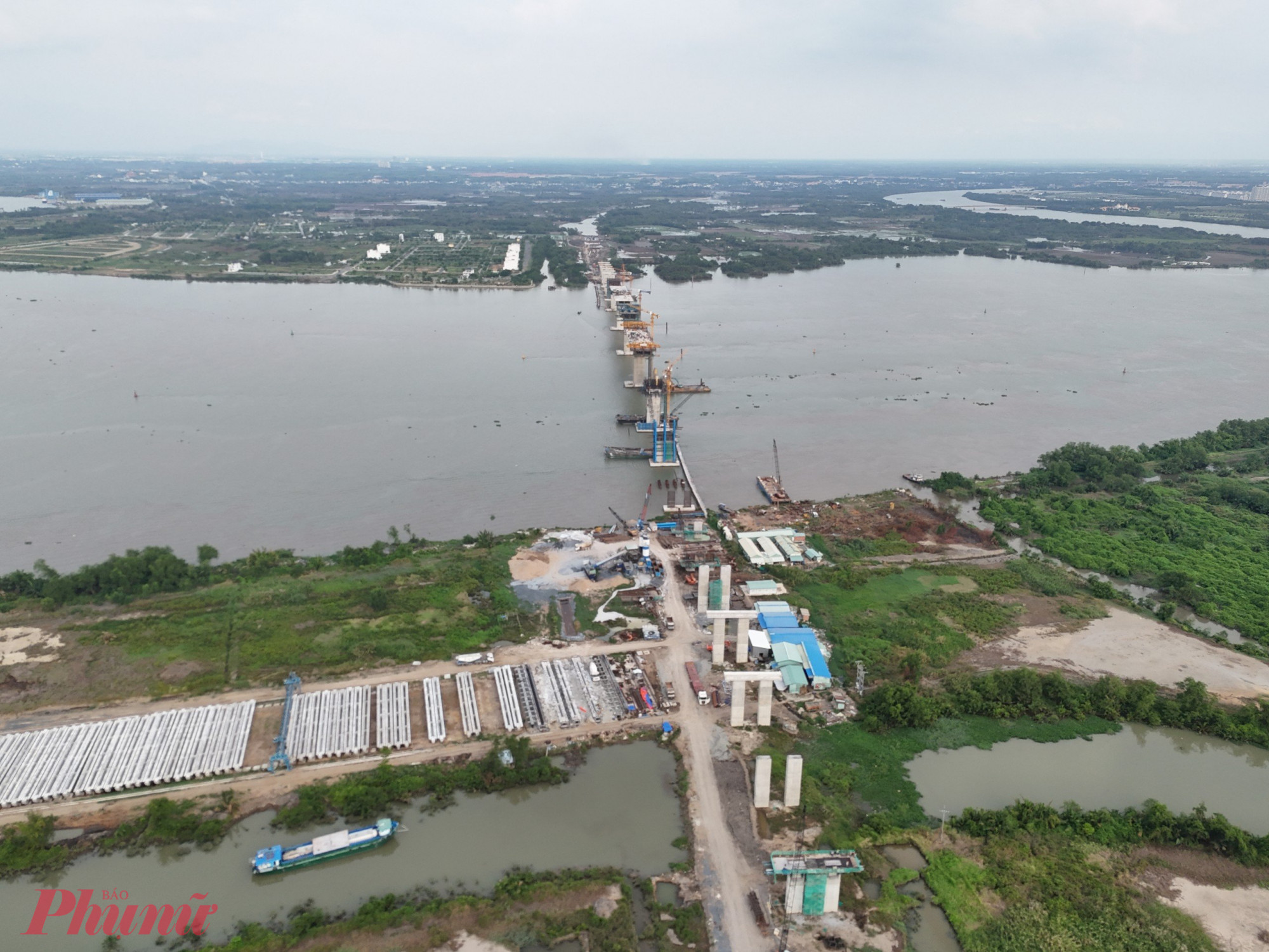 Cầu thuộc dự án thành phần 1A - đoạn Tân Vạn - Nhơn Trạch (Vành đai 3 TPHCM), có tổng chiều dài 8,22km, gồm 6,3km qua tỉnh Đồng Nai và 1,92km qua TPHCM, tổng mức đầu tư dự án là 6.900 tỉ đồng.