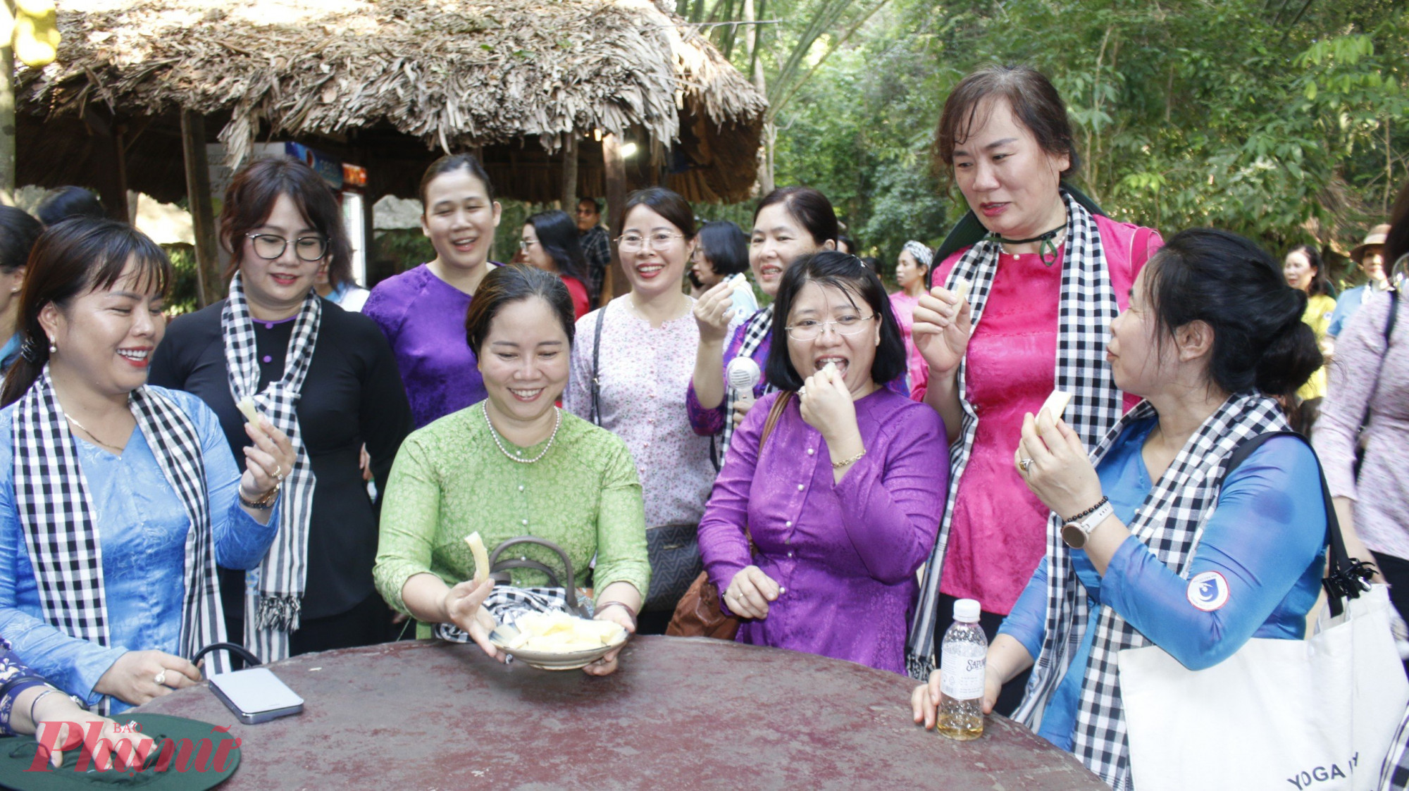 Các đại biểu thưởng thức món sắn luộc chấm muối mè tại Khu di tích lịch sử Địa đạo Củ Chi.