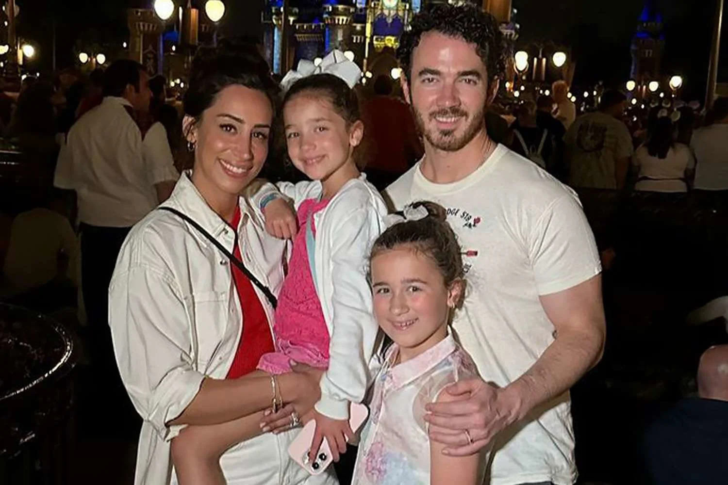 Kevin Jonas và vợ con 