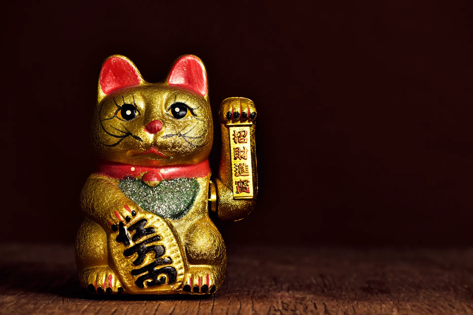 Maneki-neko (Nhật Bản) Bạn chắc chắn đã từng nhìn thấy chú mèo này giơ chân lên trong nhiều bữa ăn ở các nhà hàng Nhật Bản, nhưng bạn có biết rằng nó đã là bùa may mắn của tổ tiên kể từ thời nhà Đường, vào thế kỷ thứ nhất của lịch sử Trung Quốc? Ban đầu được làm bằng sứ, bây giờ nó có nhiều dạng khác nhau. Nếu con mèo giơ chân lên trời là để thu hút may mắn và tài lộc - một số người thậm chí còn cho rằng chân càng cao thì may mắn càng tốt. Cuối cùng, màu sắc của nó quyết định loại may mắn mà nó mang lại: màu xanh lá cây cho sự thành công, màu đen để xua đuổi tà ma và màu vàng cho sự dồi dào... Sự lựa chọn là của bạn.