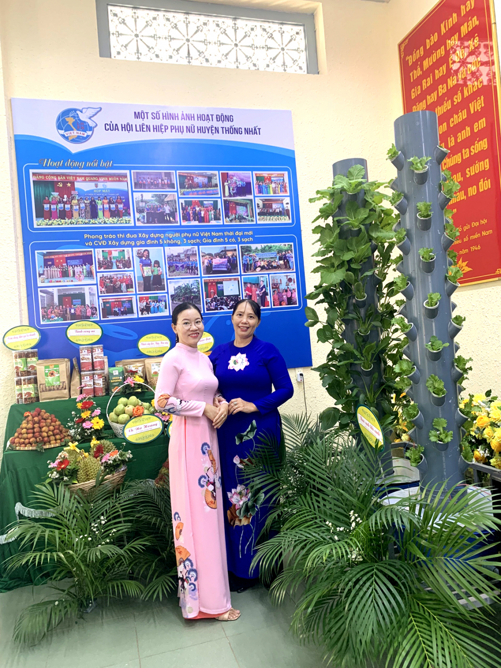 Chị Mai (trái) cùng Chủ tịch Hội LHPN tỉnh Đồng Nai Lê Thị Thái