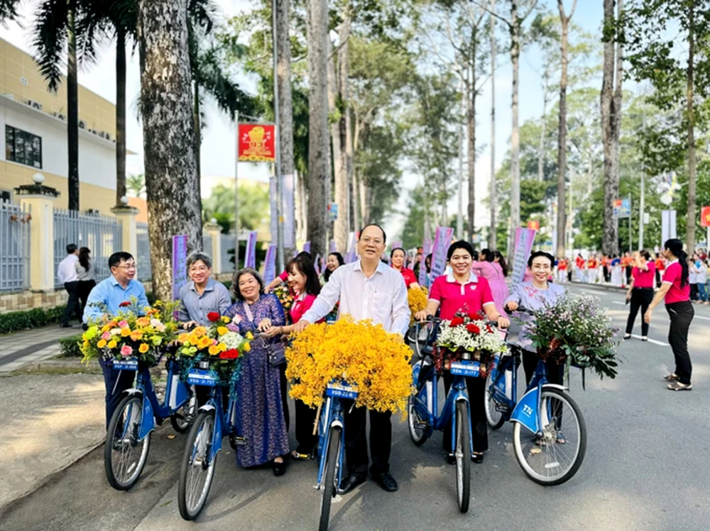 Lãnh đạo TPHCM cùng các đại biểu diễu hành hưởng ứng “Tháng cùng phụ nữ hành động” lần I năm 2023