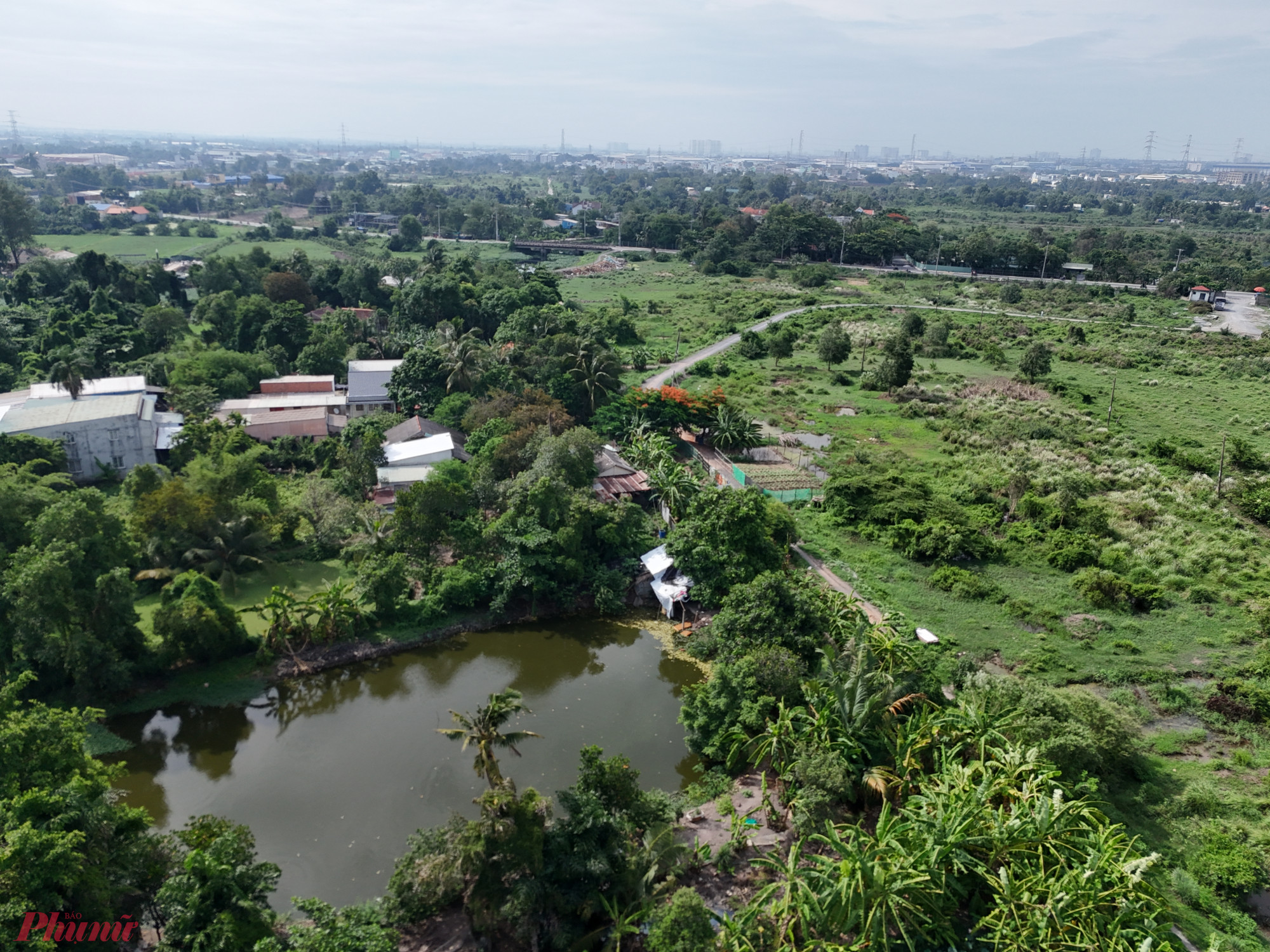 Nhiều vị trí người dân còn đào ao nuôi cá, trồng sen...