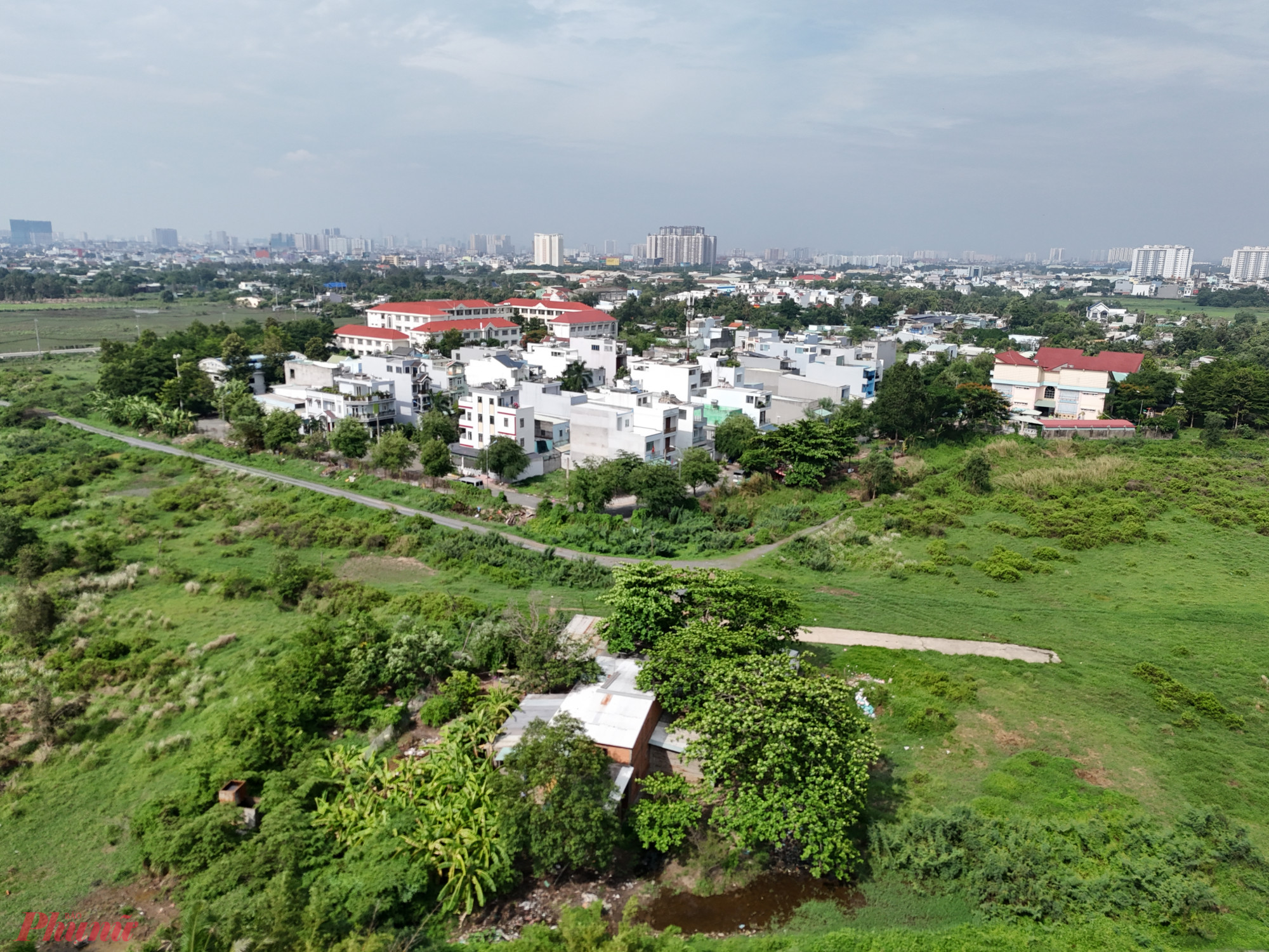 Theo Ban Quản lý đường sắt đô thị TPHCM (MAUR - chủ đầu tư), toàn bộ mặt bằng trong khu depot đến nay đã hoàn thành 99% khối lượng, nhưng đang bị cỏ dại, cây tạp che phủ. Năm 2021, MAUR đề xuất xử lý dứt điểm giải phóng mặt bằng, đồng thời cho nghiệm thu công trình theo hiện trạng làm cơ sở kết thúc dự án xây dựng tường rào, san lấp. Tuy nhiên, kiến nghị trên không được chấp thuận.