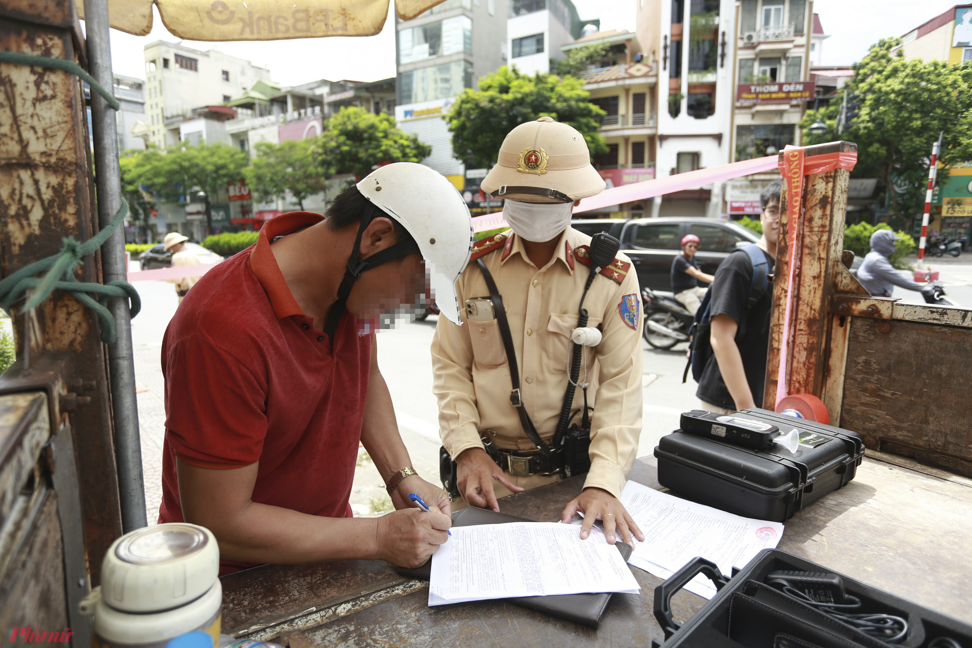 Với lỗi vi phạm trên, tài xế Đ. bị phạt tiền từ 4 đến 5 triệu đồng, tước giấy phép lái xe từ 16 đến 18 tháng.