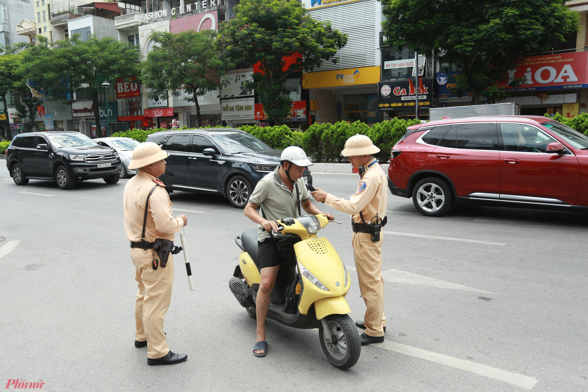 Trong buổi kiểm tra, Tổ công tác thuộc đội csgt số 5 đã dừng hàng trăm phương tiện và phát hiện nhiều trường hợp điều khiển xe máy sử dụng rượu bia.