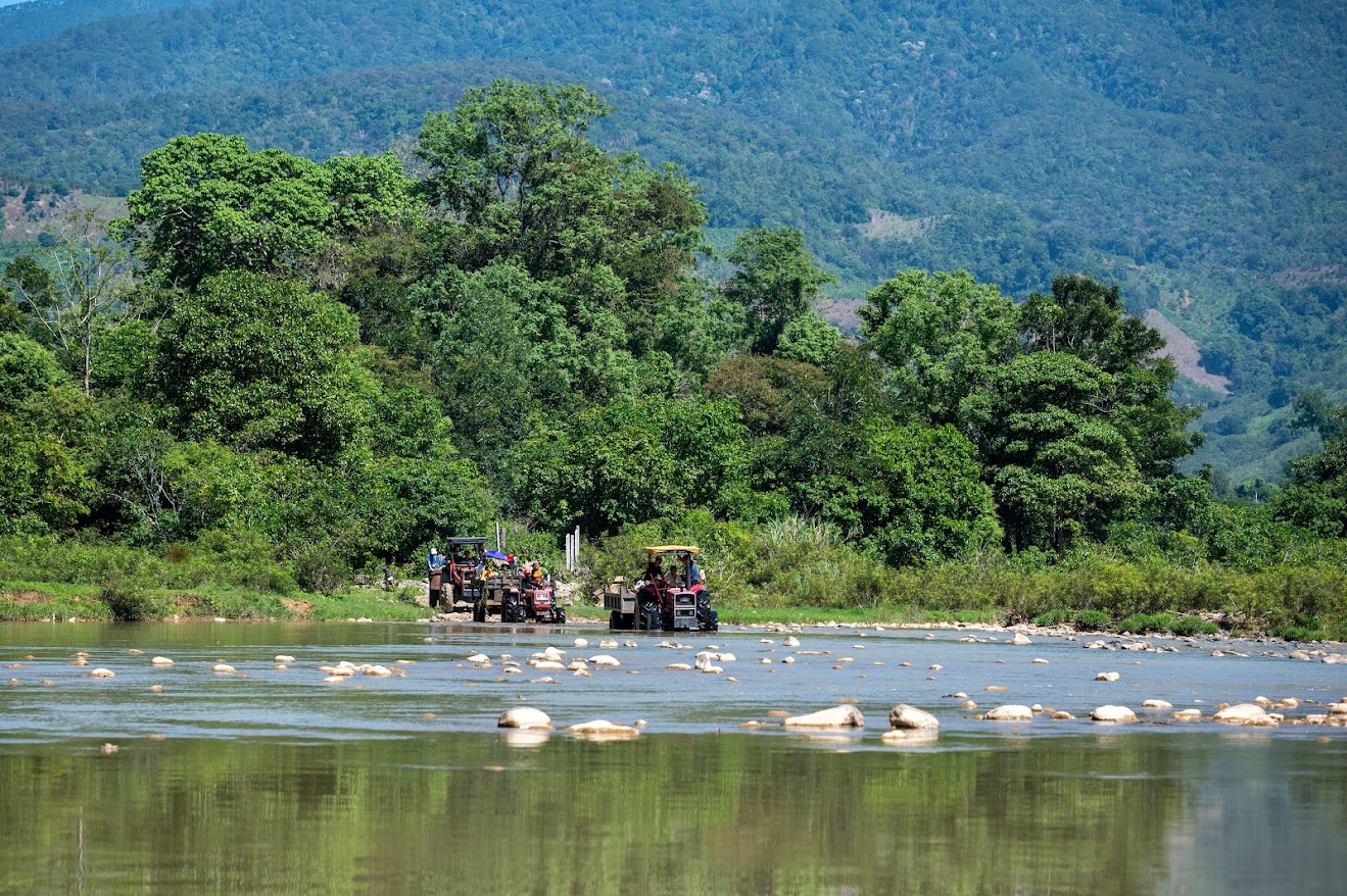 Thường được nhắc đến như một vùng đất đầy nắng và gió, Ninh Thuận sẽ khiến bạn không khỏi bất ngờ khi sở hữu rất nhiều tiềm năng du lịch ẩn giấu cùng những trải nghiệm “vui hết nấc”. Vậy nơi đây có gì hấp dẫn?   Hãy chuẩn bị tinh thần để đón chờ một chuyến đi khó quên tại những bờ biển hoang sơ, tuyệt đẹp; rừng quốc gia với hệ sinh thái đa dạng; các đồi cát trải dài tựa như sa mạc thu nhỏ và di sản văn hóa Chăm-pa ấn tượng.  Nếu như bạn đang tìm kiếm một địa điểm “đi trốn” mới lạ để vừa có thể thỏa thích khám phá, tận hưởng vẻ đẹp tự nhiên, vừa nạp một liều “vitamin sea” cho ngày hè nóng bức thì Ninh Thuận chính là nơi dừng chân hoàn hảo. 